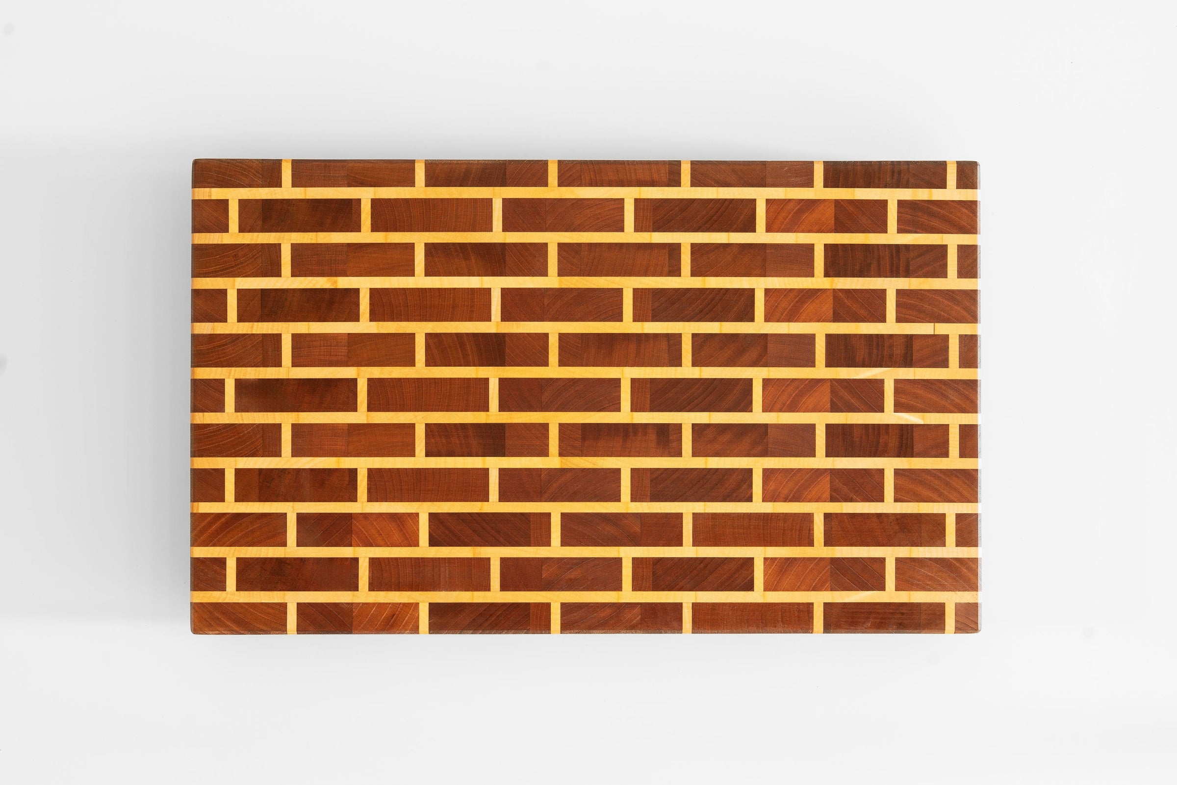 Unikat Stirnholzschneidebrett von Chiemgauer Schneidebretter, handgefertigt aus regionalen, nachhaltig bewirtschafteten Harthölzern, mit markanter Stirnholzstruktur und Färberdistelöl behandelt für langlebigen Schutz und natürliche Eleganz